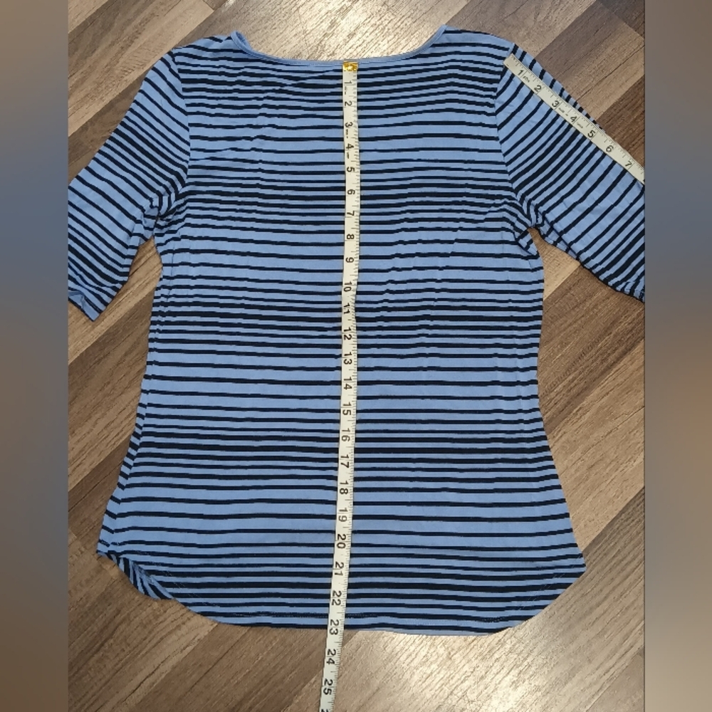 🔆𝟲/$𝟮𝟬 𝑨𝒑𝒕.𝟗 𝑩𝒍𝒖𝒆 𝑺𝒕𝒓𝒊𝒑𝒆𝒅 𝑾𝒐𝒎𝒆𝒏'𝒔 𝑻𝒐𝒑 - Picture 3 of 8